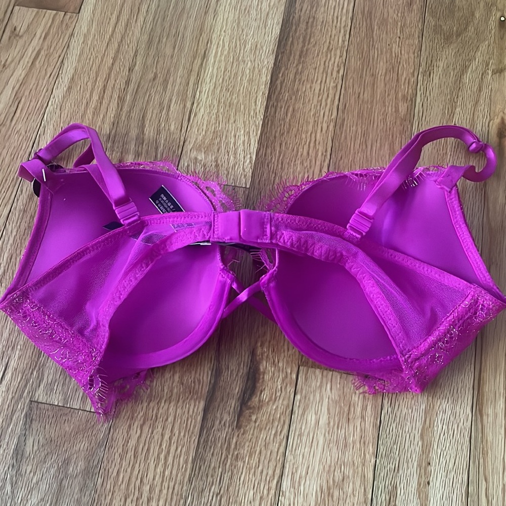 Victoria Secret - Picture 2 of 5